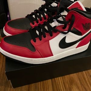 Jordan 1 Mid “ Chicago toe “